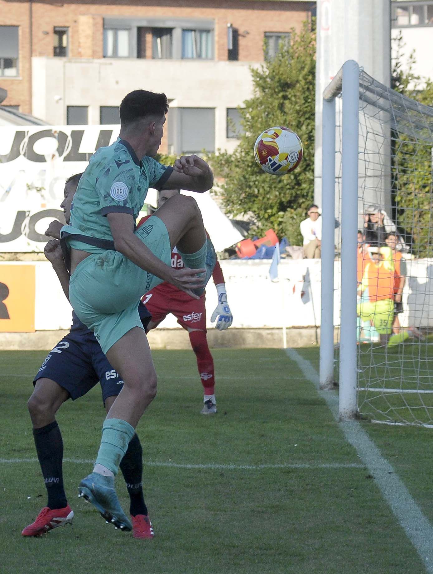 Fotos del partido entre el Marino de Luanco y la Segoviana