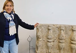 Rosa Andrés, presidenta de la AECC, junto a parte de la balaustrada de la herencia de la palentina Teófila Caderot en favor de la asociación.