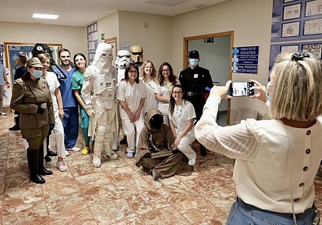 Laura Morchón, presidenta de la Comisión de Humanización Asistencial del Clínico, haciendo una foto al personal sanitario y a los miembros de la Legión 501
