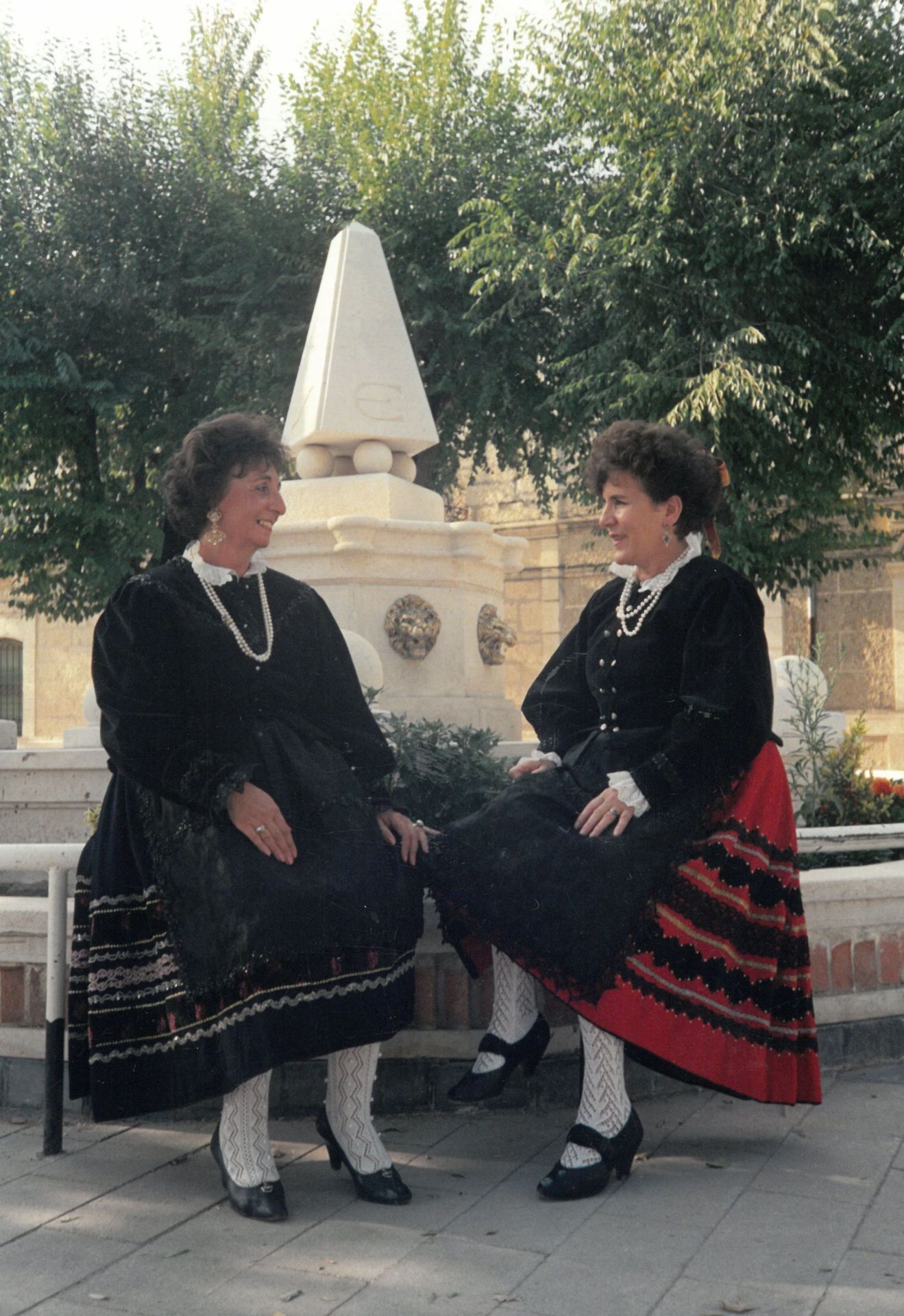 Dos campasperanas muestran el traje típico de Churra. Agosto de 1993.