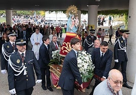 La procesión atraviesa el paso de Rafael Cano.