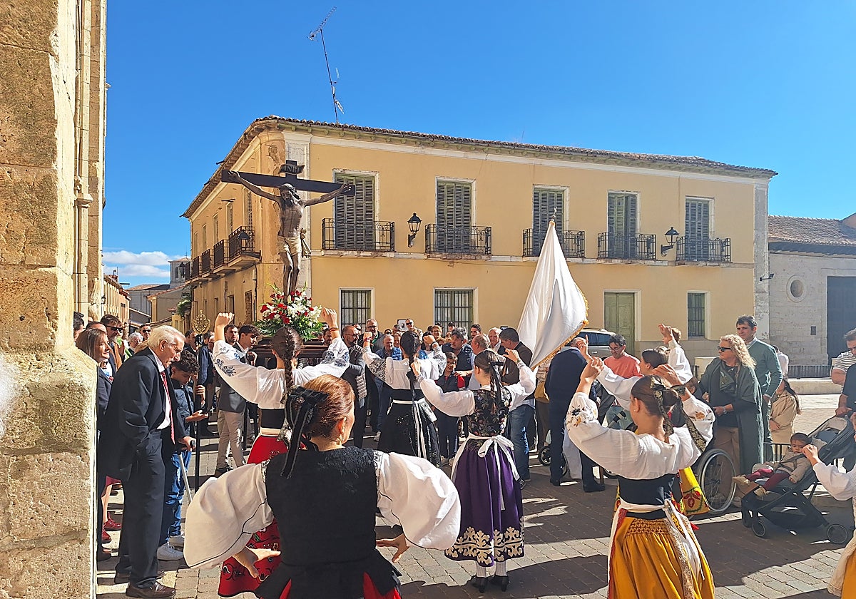 Baile de grupo de danzas frente al Cristo de las Puertas a la salida de la misa