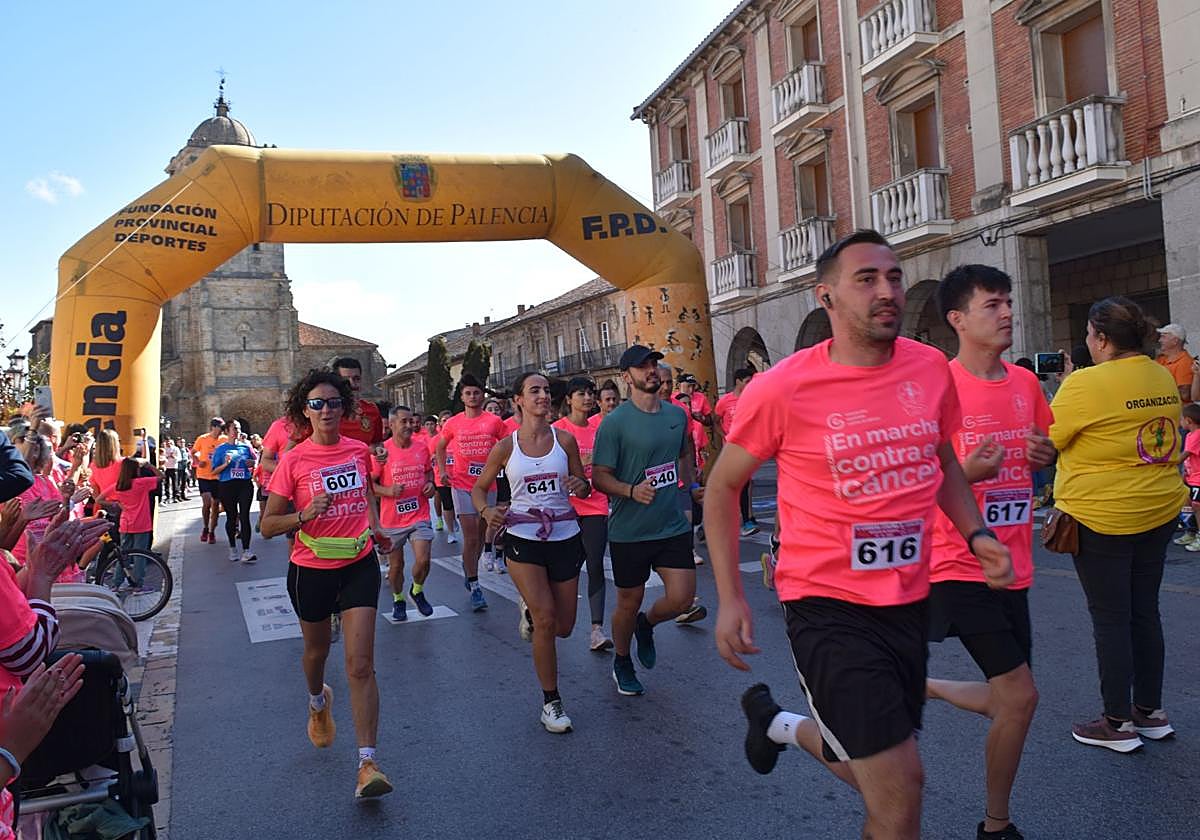 Participantes en la marcha contra el cáncer en Aguilar.