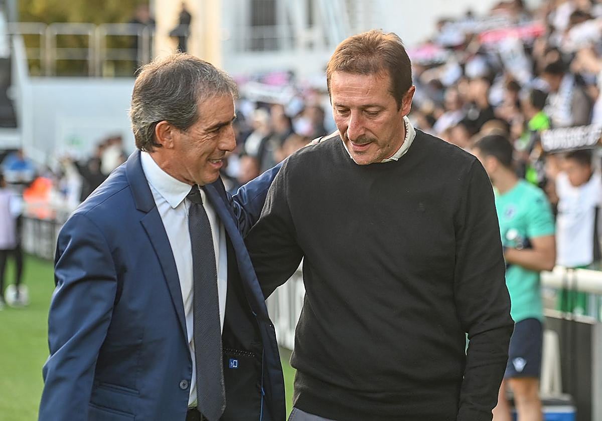 Almada y Ramis se saludan en los prolegómenos del encuentro.