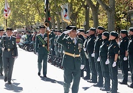 El coronel de la Guardia Civil, Andrés Velarde, pasa revista en la Acera de Recoletos durante los actos del Día de la Hispanidad.