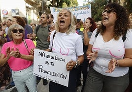 Concentración en Málaga por los fallos en los cribados de cáncer de mama convocada por la Asociación de Mujeres Operadas de Cáncer de Mama.