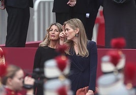 La vicepresidenta segunda del Gobierno y ministra de Trabajo, Yolanda Díaz; y la vicepresidenta tercera y ministra para la Transición Ecológica y Reto Demográfico, Sara Aagesen, durante el desfile militar por el 12 de octubre, Día de la Hispanidad.