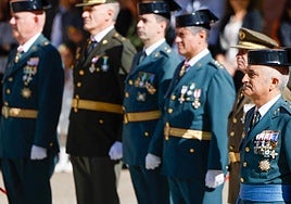 El jefe de la Comandancia, Luis Manuel Lombardero, a la derecha, preside la fiesta en Palencia.