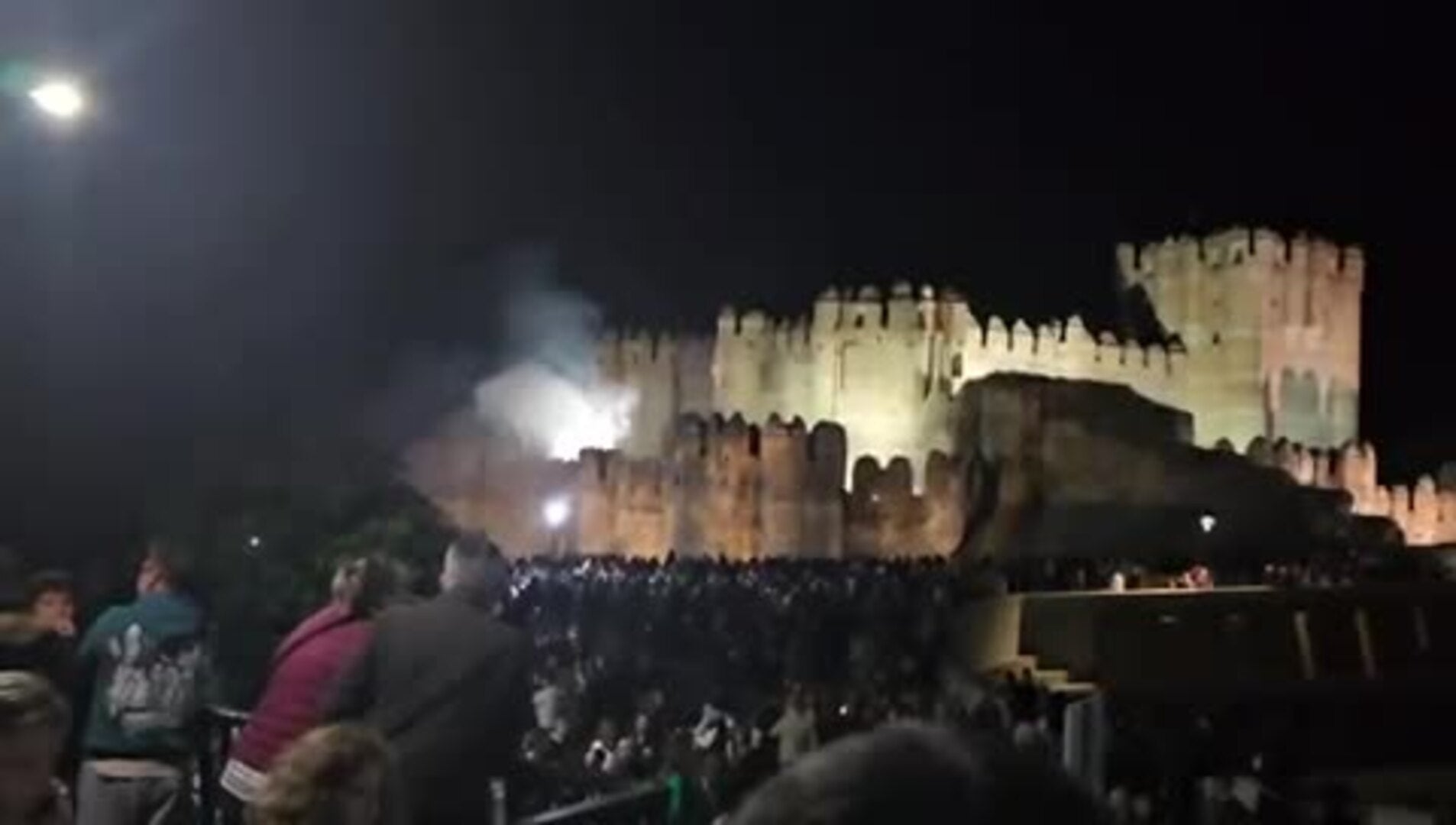La iluminación del castillo de Coca con fuego acaba en susto