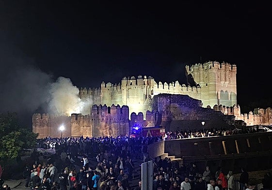 Una espesa humareda sale del foso del castillo.