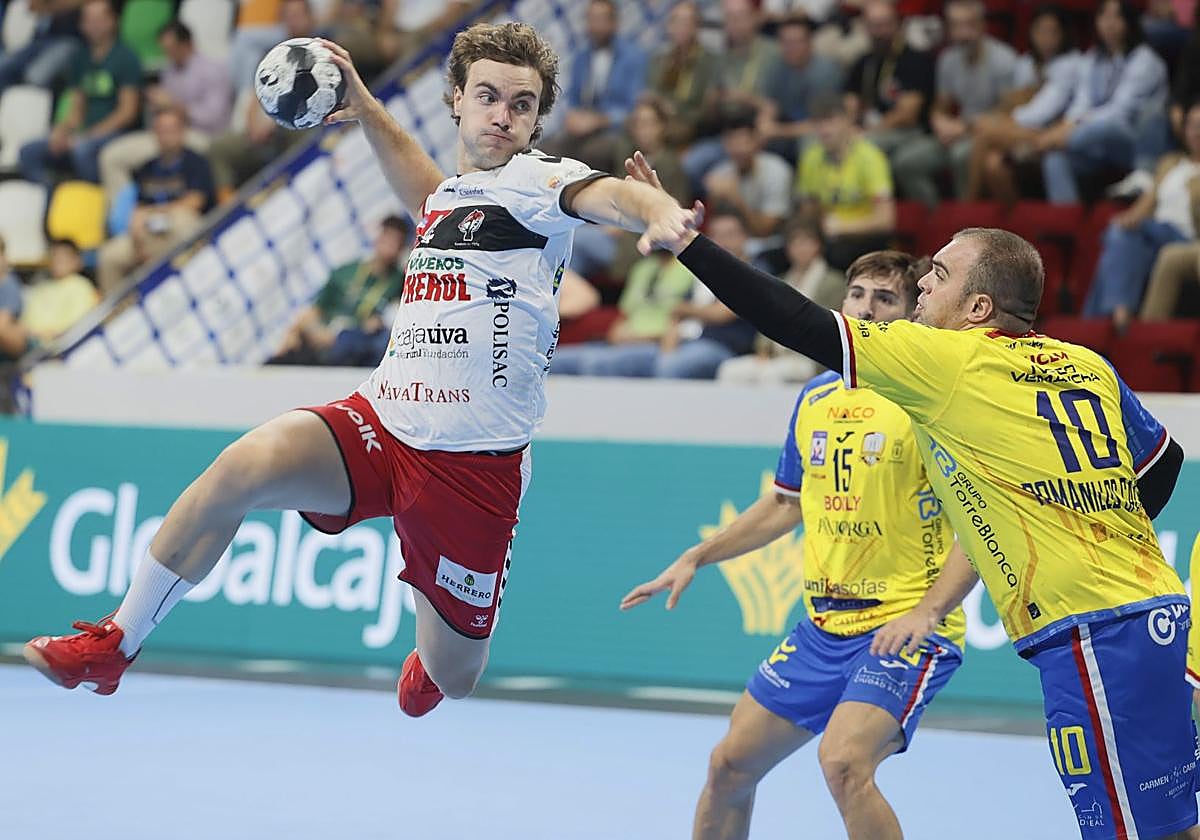 Brais González se dispone a disparar a puerta ante la oposición de la defensa manchega.