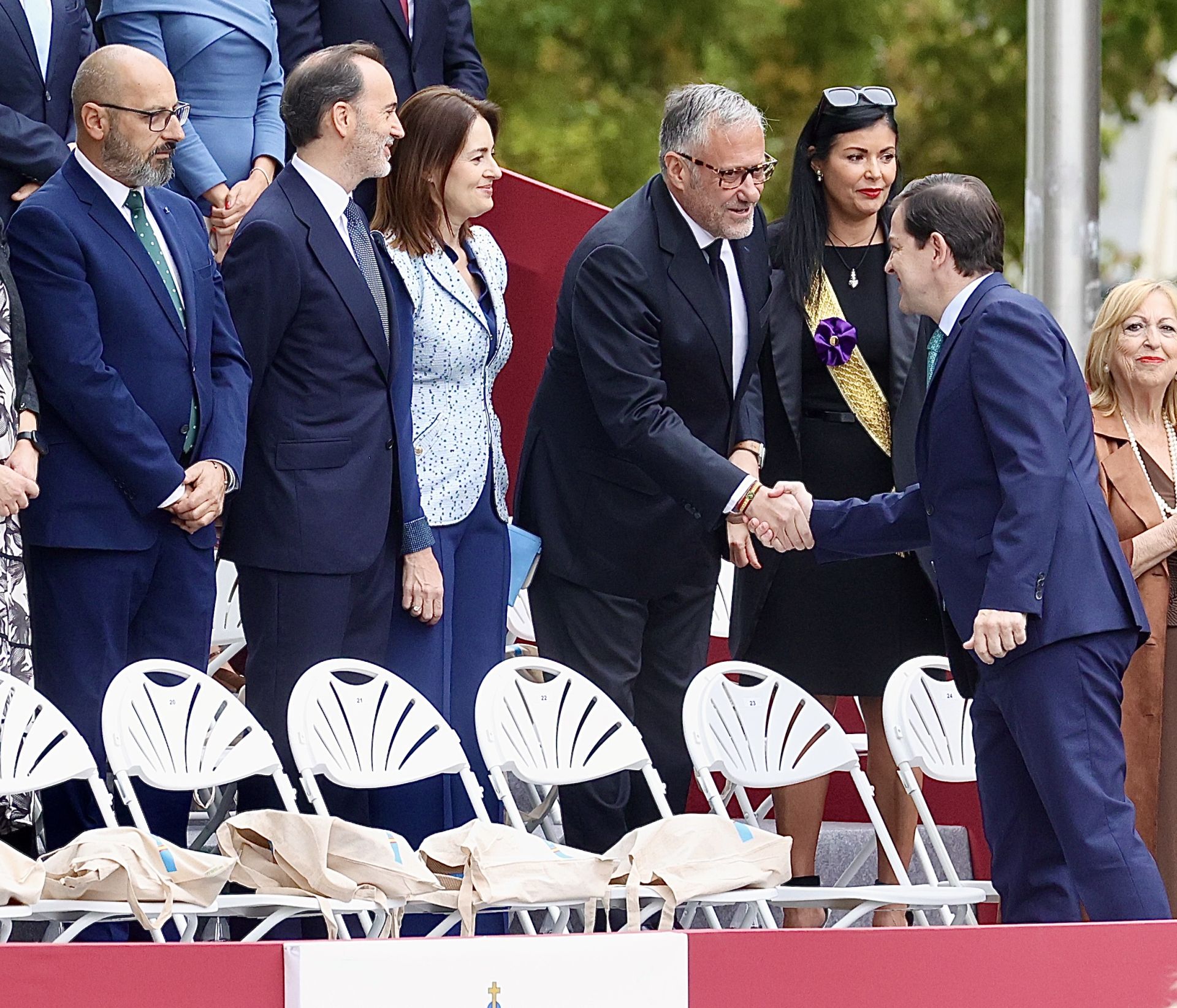 Las imágenes de Mañueco en el desfile de las fuerzas armadas del 12 de octubre