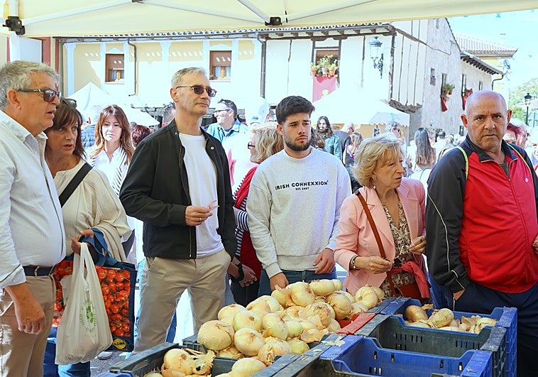 Palenzuela celebra una Feria de la Cebolla multitudinaria