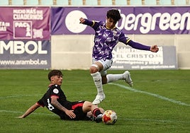 Ferreras salta por encima de un contrario.