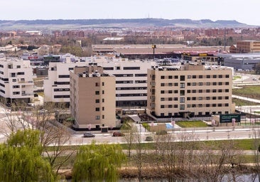 Heridos dos hombres de 47 y 74 años tras chocar su coche contra una tapia en La Victoria