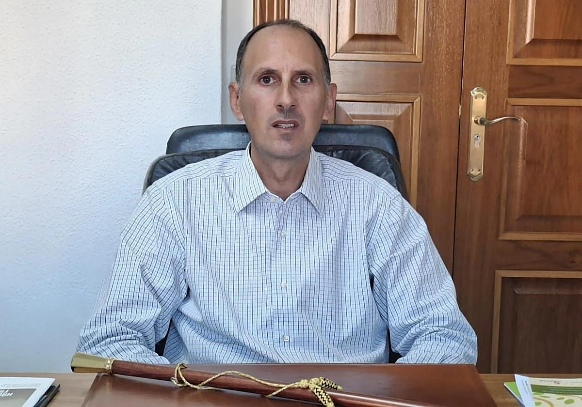 Raúl Prada Tabarés en el Ayuntamiento con el bastón de mando