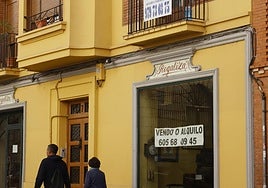 Local y piso con anuncios en un edificio de Cardenal Almaraz.