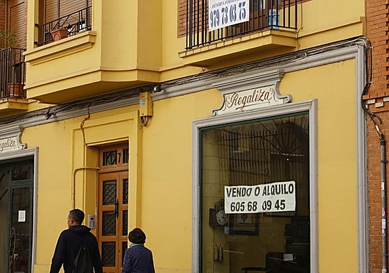 Local y piso con anuncios en un edificio de Cardenal Almaraz.