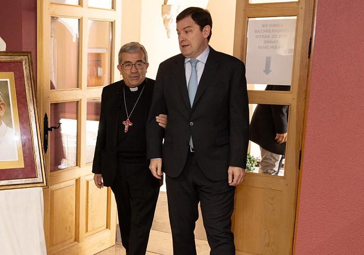 El presidente de la Junta de Castilla y León, Alfonso Fernández Mañueco, junto al arzobispo de Valladolid, Luis Javier Argüello, en una imagen de archivo.