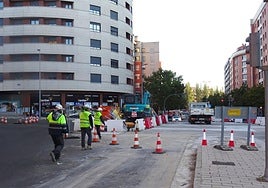 Operarios mueven señales en el último corte de la red de calor la confluencia de Ciudad de la Habana con Manuel Azaña y José Garrote Tebar.