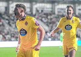 Chuki celebra el gol que marcó ante el Burgos CF y que dio la victoria al Real Valladolid en El Plantío.