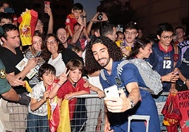 Marc Cucurella se hace una fotografía con unos fans.