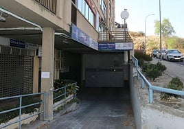 Entrada al garaje de la calle Los Almendros donde están los trasteros.