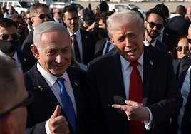 Donald Trump y Benjamin Netanyahu, ayer camino de Sharm El-Sheikh.