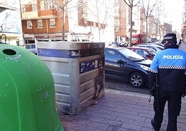 Un policía local en la calle Pelícano.