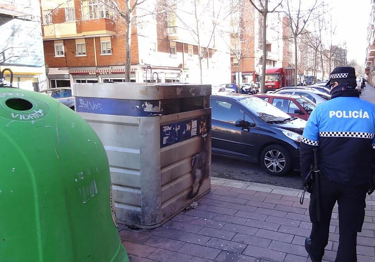 Un policía local en la calle Pelícano.