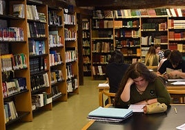 Varios jóvenes, en la sala de estudio y lectura de la biblioteca de Aguilar.
