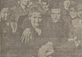 Edelio Fernández Herreras es recibido por su madre en el puerto de Barcelona en abril de 1954.