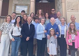 Niceto Manso posa con sus hijas, nietos y bisnietos en el día de la celebración su cumpleaños.