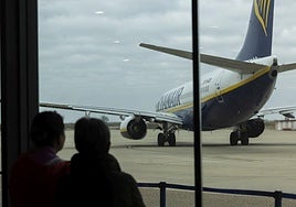 Dos personas observan el despegue del último vuelo de Ryanair desde Valladolid, el pasado 28 de marzo.