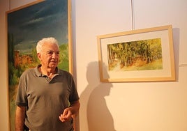 El artista Pablo Sevillano, junto a una de sus obras.