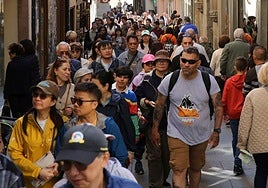 Multitud de personas abarrotan la Calle Real durante la última jornada del periodo festivo.