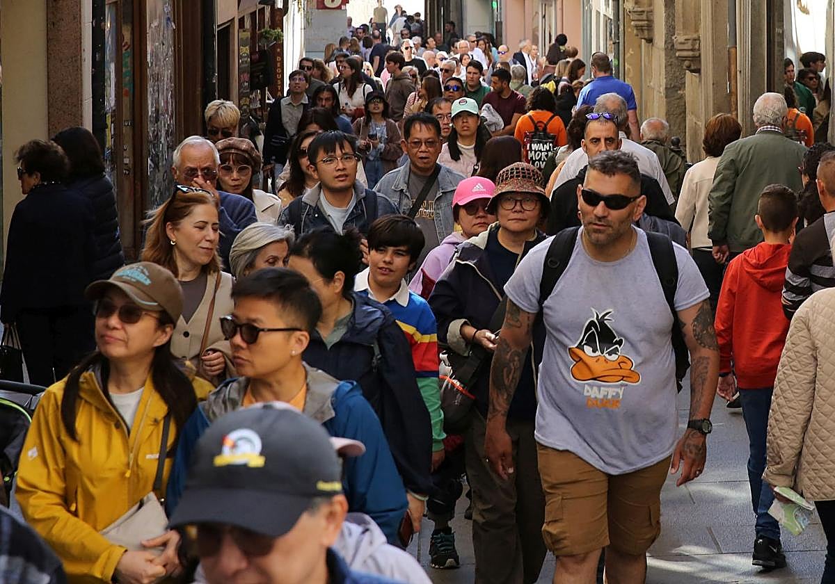 Multitud de personas abarrotan la Calle Real durante la última jornada del periodo festivo.