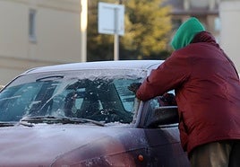 Una persona retira el hielo de la luna delantera de un coche en una imagen de archivo.