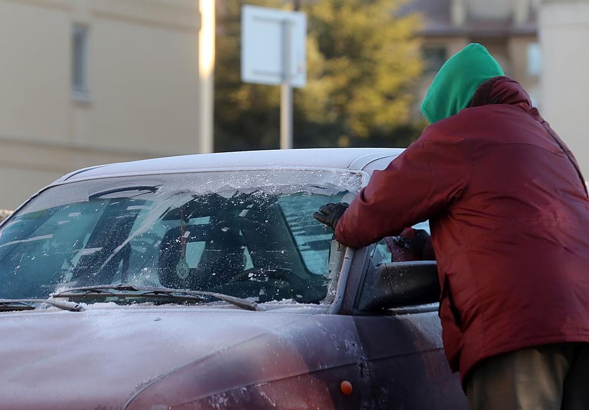 Una persona retira el hielo de la luna delantera de un coche en una imagen de archivo.