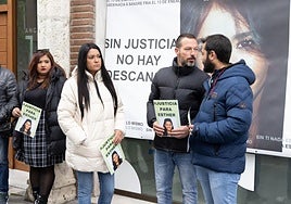 Inés López, con anorak blanco, en una concentración ante los juzgados en mayo de este año.