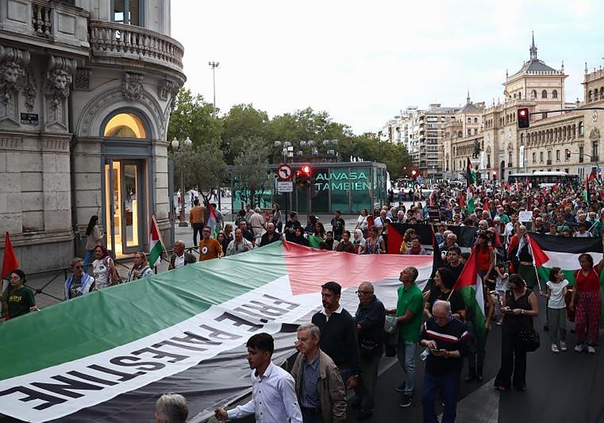 Una veintena de manifestantes portan una gran bandera de Palestina en la calle Miguel Íscar durante la manifestación del pasado 2 de octubre.