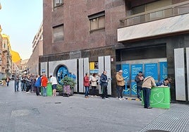 Cola en Menéndez Pelayo para inscribirse en la Marcha.