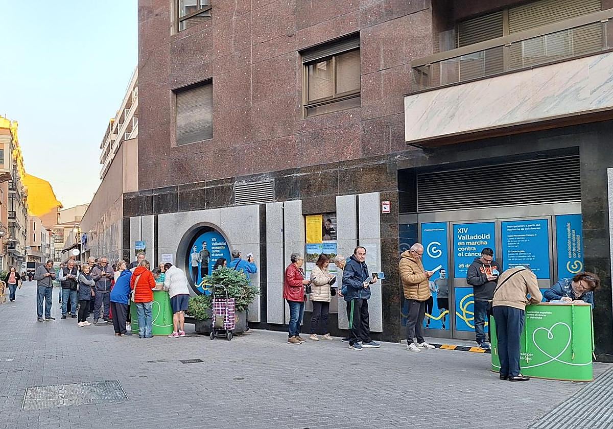 Cola en Menéndez Pelayo para inscribirse en la Marcha.