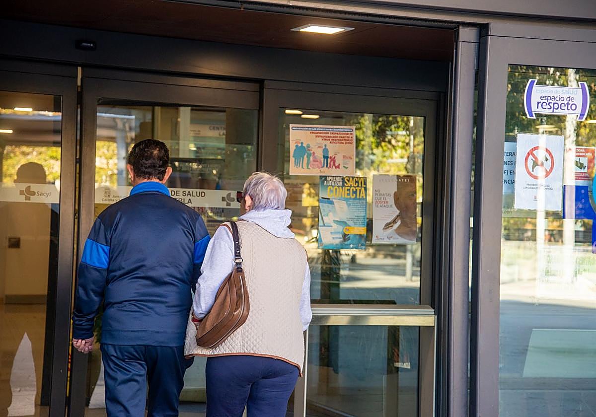 Entrada al centro de salud de La Puebla, en el primer día de vacunación de la población en general.