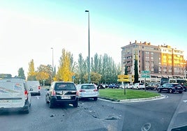 Restos del accidente, en la rotonda de Vallsur