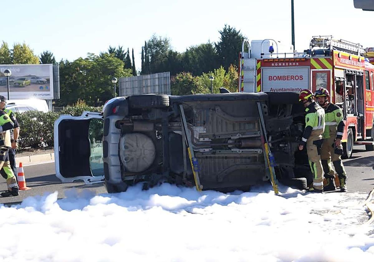 Imagen principal - Vuelca un coche tras colisionar con una furgoneta en la avenida de Zamora.