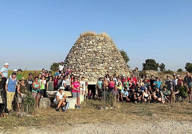 Senderistas en una de las cabañas de Adolfo Cancho.