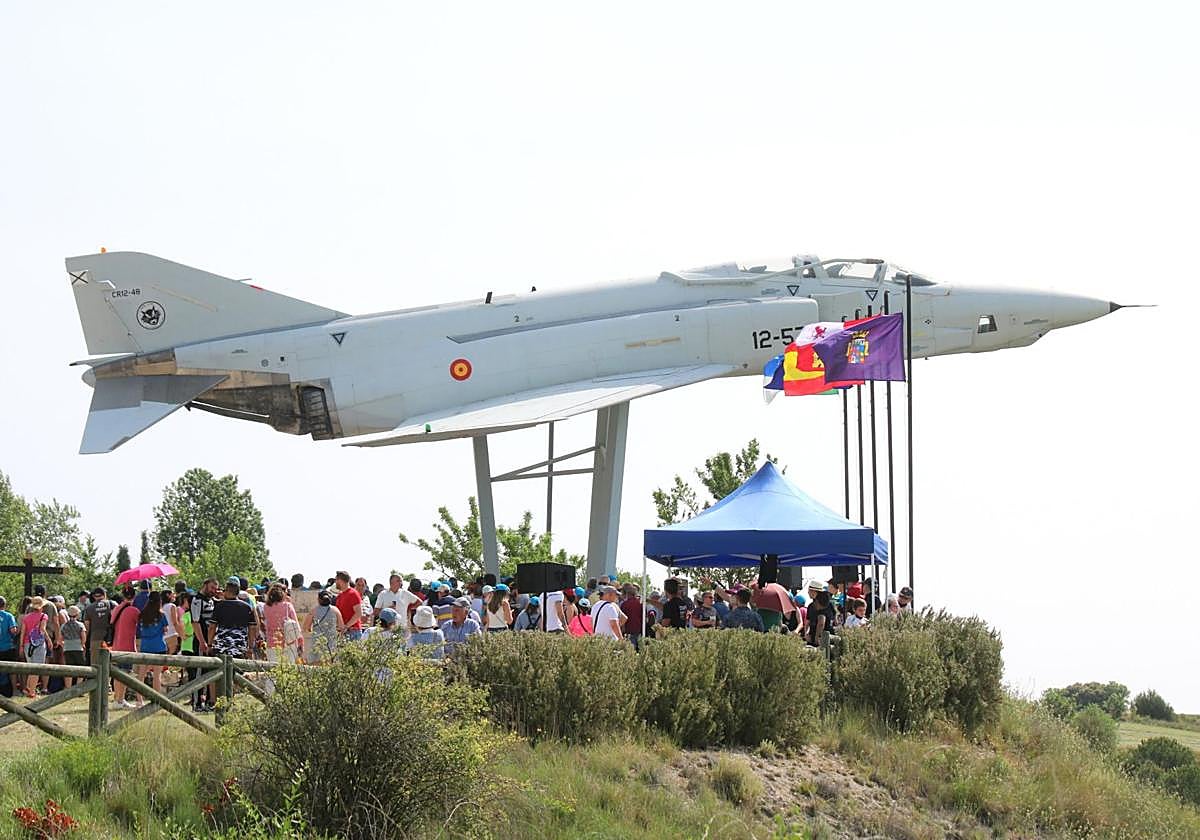 F-4 Phantom II, ubicado en Antigüedad, un homenaje a los hermanos César y Augusto Martín Campos.