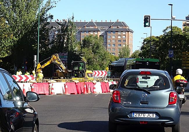 Las obras de la red de calor cortan ahora dos carriles antes del puente de Poniente del lado de la calle Juana de Castilla.