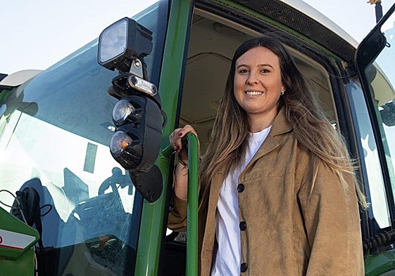 La agricultora Carolina Bravo subida a su tractor en Cigales.